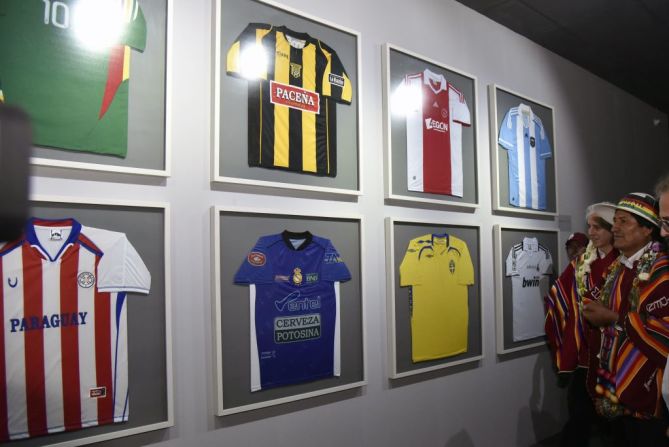 En la colección de camisetas deportivas están las de las selecciones de Bolivia, Argentina, Paraguay, Uruguay y la del Real Madrid, entre otras.