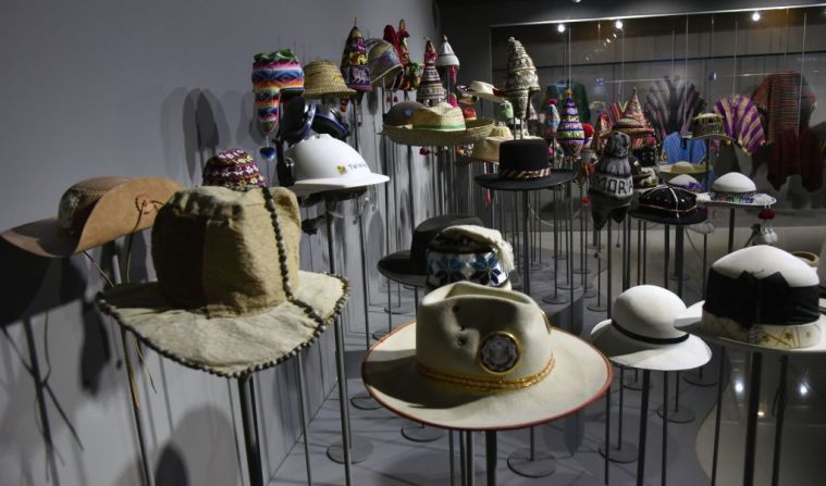 La galería de sombreros personales del presidente Morales expuesta en el Museo de la Revolución Democrática y Cultural.