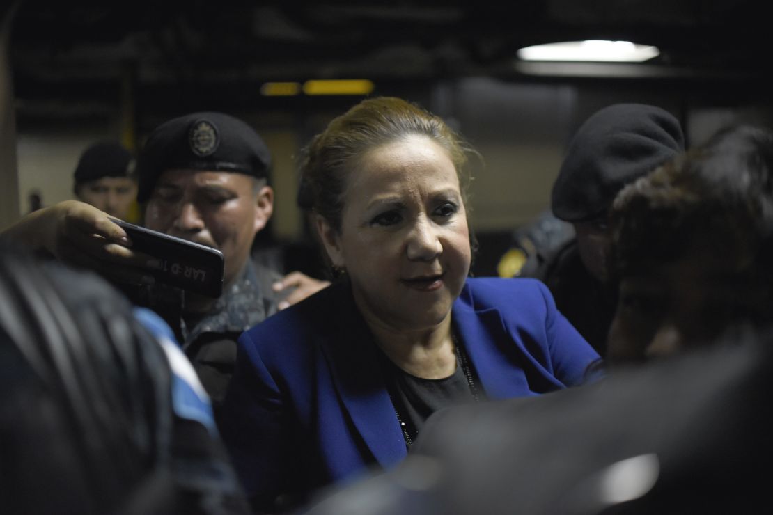 La jueza Blanca Stalling es custodiada por la policía tras ser arrestada en Ciudad de Guatemala.