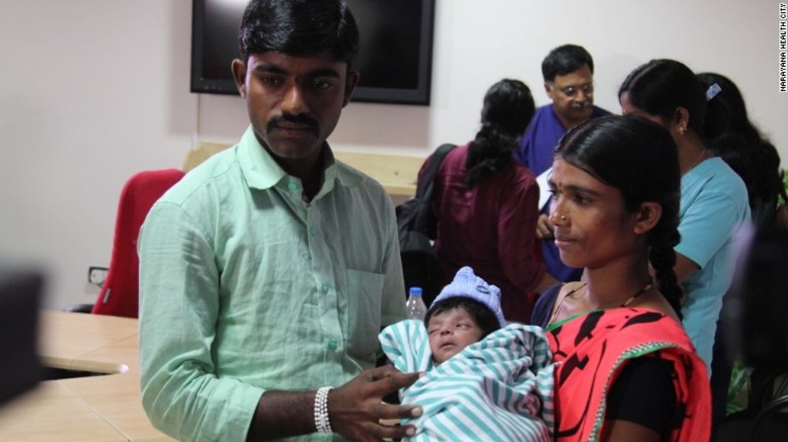 El niño con su madre, Lalitamma, de 23 años, y su padre, Chennabasava, de 26.