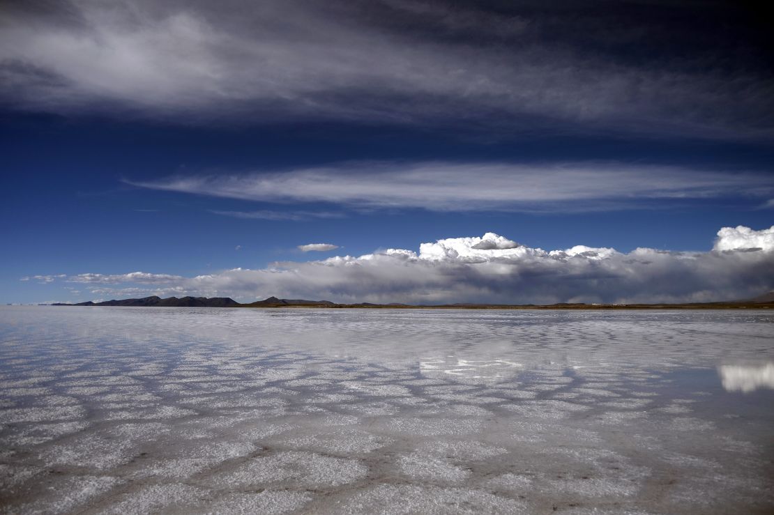 El Salar de Uyuni es uno de los lugares más visitados en Bolivia. Es el desierto de sal más alto del mundo, ubicado a 3.650 metros sobre el nivel del mar.