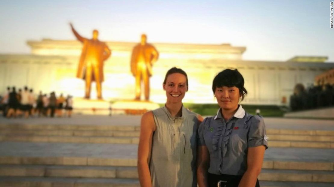 Cassie De Pecol visitó 196 naciones soberanas del mundo en 18 meses y 26 días. En esta foto tomada en Corea del Norte aparece con su guía. Entró a ese país con un grupo de turistas chinos para hacer un recorrido de tres días.