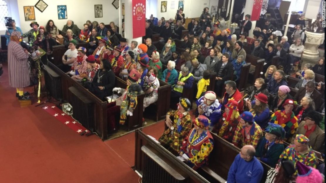 Los payasos llenan las bancas de la Iglesia de Todos los Santos en el oriente de Londres.