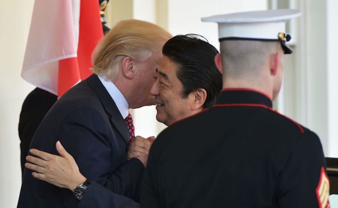 Trump recibe a Abe a la entrada de la Casa Blanca.