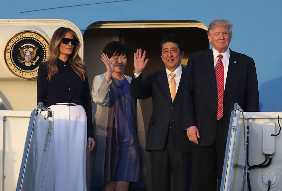 Trump, Abe y sus esposas descienden del Air Force One.