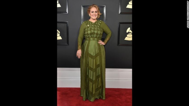 Adele llega a la alfombra roja de la entrega 59 de los Grammy