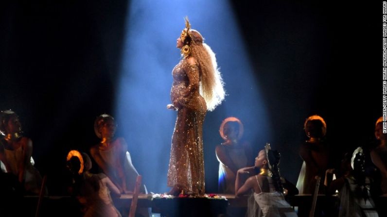 Beyoncé deslumbró con su presentación en los Grammy