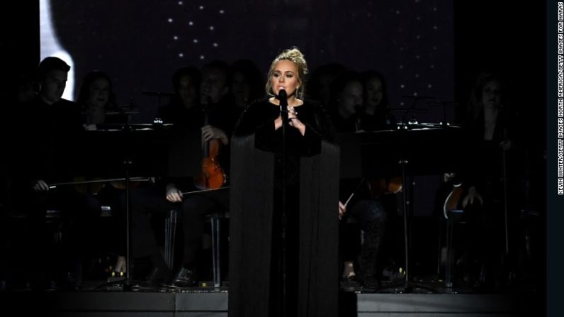 Adele detuvo su tributo a George Michael y pidió volver a empezar