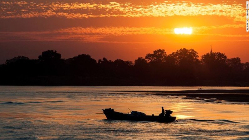 Crucero musical de lujo en Myanmar — El lujoso ‘Stand Cruise’ de Myanmar presenta a ocho músicos a bordo para dar serenatas en el viaje que se hará del 13 al 17 de febrero. También habrá conciertos de intérpretes de la mítica Ópera de París. Este viaje musical tiene un costo de 3.592 dólares por persona, acomodados en cabina de lujo.