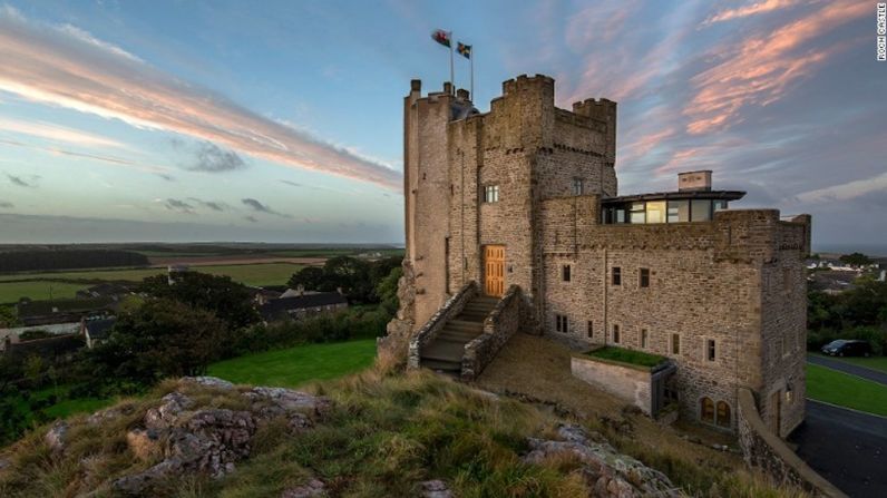 Sé un rey o una reina en el norte de Gales — Con vistas al impresionante Parque Nacional de la Costa de Pembrokeshire, 'Roch Castle' fue recientemente nombrado el castillo más fino de Gales y ofrece lujo de cinco estrellas en un entorno del siglo XII. Puedes sentirte como un rey o una reina si te hospedas en este castillo de solo seis suites. El costo por noche por habitación es de 260 dólares.