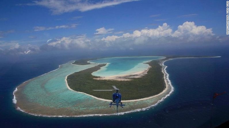 Corales en forma de corazón en Tahití — El atolón en forma de corazón en el Pacífico Sur se ve mucho mejor desde el cielo. Una excursión en helicóptero desde el Hotel Intercontinental es la mejor manera de hacerlo. La comida es servida en una mesa sobre el agua con carne o pescado a la parrilla, frutas y vegetales locales y coco fresco. El costo por pareja es de 3.080 dólares.