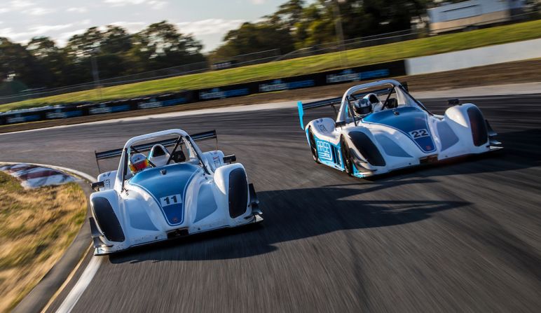 Carrera de autos en Australia — Arise Racing ofrece un entrenamiento de 20 vueltas para parejas en un auto Radical SR3, el carro de carreras de producción más rápido del mundo, que alcanza 100 kilómetros por hora en 3,1 segundos. El costo del entrenamiento por pareja es de 1.380 dólares.