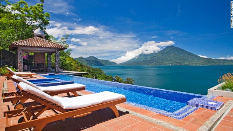 Lago Atitlán, Guatemala — Disfrutar de la vista a los volcanes sobre el Lago Atitlán y los pueblos mayas mientras te das un chapuzón en la piscina infinita de la Casa Palopo es una de las maneras de hacer memorable este día de San Valentín. La habitación San Pedro Superior del hotel Casa Palopó tiene un costo aproximado de 299 dólares por noche.