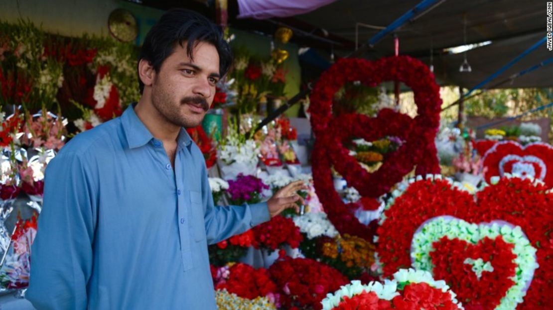 Sultan Zaib en frente de sus guirnaldas de rosas.