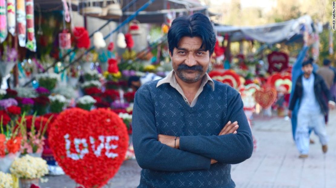 Mohammad Naveed le dijo a CNN que invirtió cerca de 2.000 dólares en flores para el 14 de febrero.