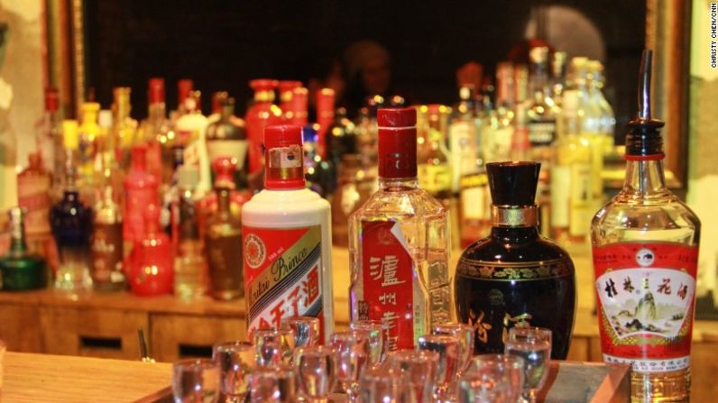 En esta foto se observan los cuatro tipos básicos de baijiu que se venden en el bar Capital Spirits, desde el más suave hasta el más fuerte. De izquierda a derecha: el baijiu de aroma de arroz Guilin Sanhua, el baijiu de aroma ligero Fenjiu, el baijiu de aroma fuerte Luzhou Laojiao y el baijiu de aroma de salsa Moutai Prince.