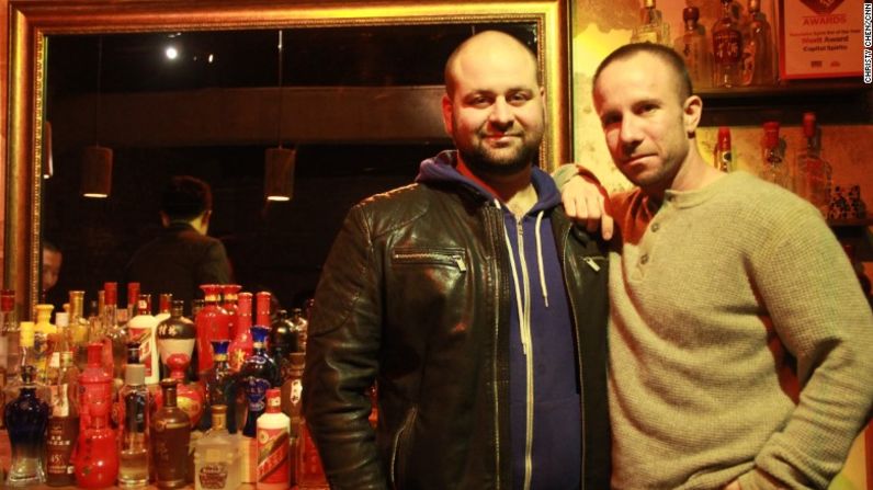 Bill Isler y David Putney son los cofundadores de Capital Spirits, el primer bar temático de baijiu en abrir sus puertas. Está ubicado en Beijing.