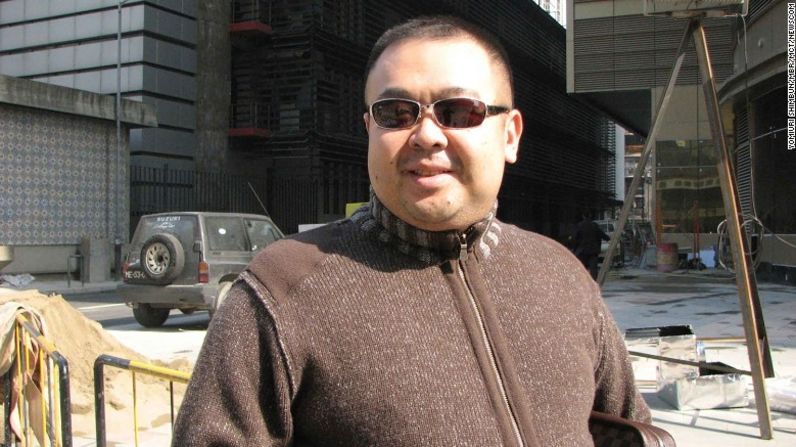 Kim Jong-nam, el medio hermano del líder de Corea del Norte Kim Jong-un, murió el pasado 14 de febrero después de haberse enfermado en el Aeropuerto Internacional de Kuala Lumpur. Las autoridades de Malasia aseguran que agentes de Corea del Norte mataron a Kim Jong-nam a quien llenaron la cara con el altamente tóxico agente nervioso VX.