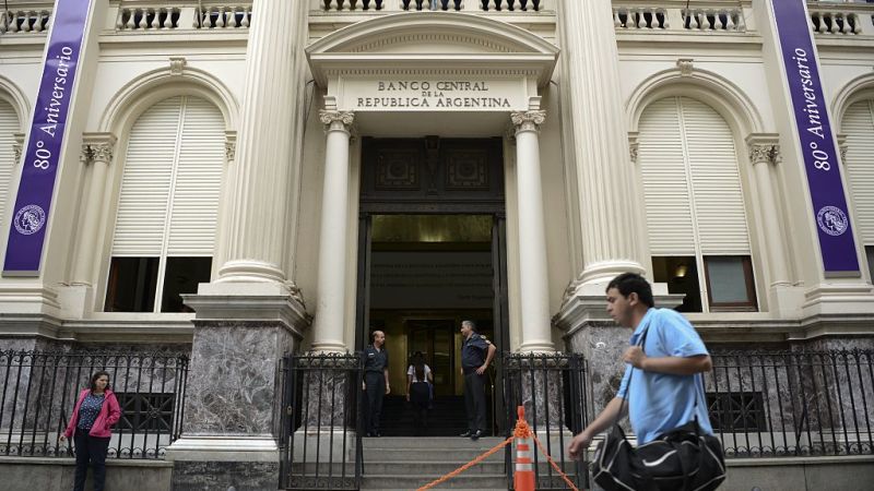 Bancos de argentina anuncian paro nacional para reclamar pago de acuerdos salariales | cnn