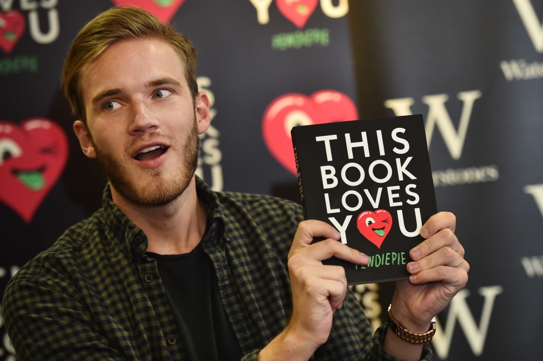 Felix Kjellberg "PewDiePie" al posar durante la presentación de su libro 'This book loves you' en Londres en octubre del 2015.