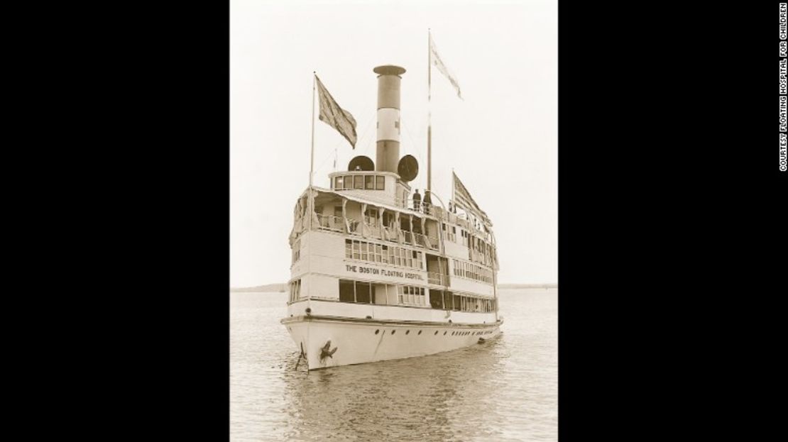 El Hospital Flotante comenzó en un pequeño bote en 1894 y en 1905 se expandió a un barco.