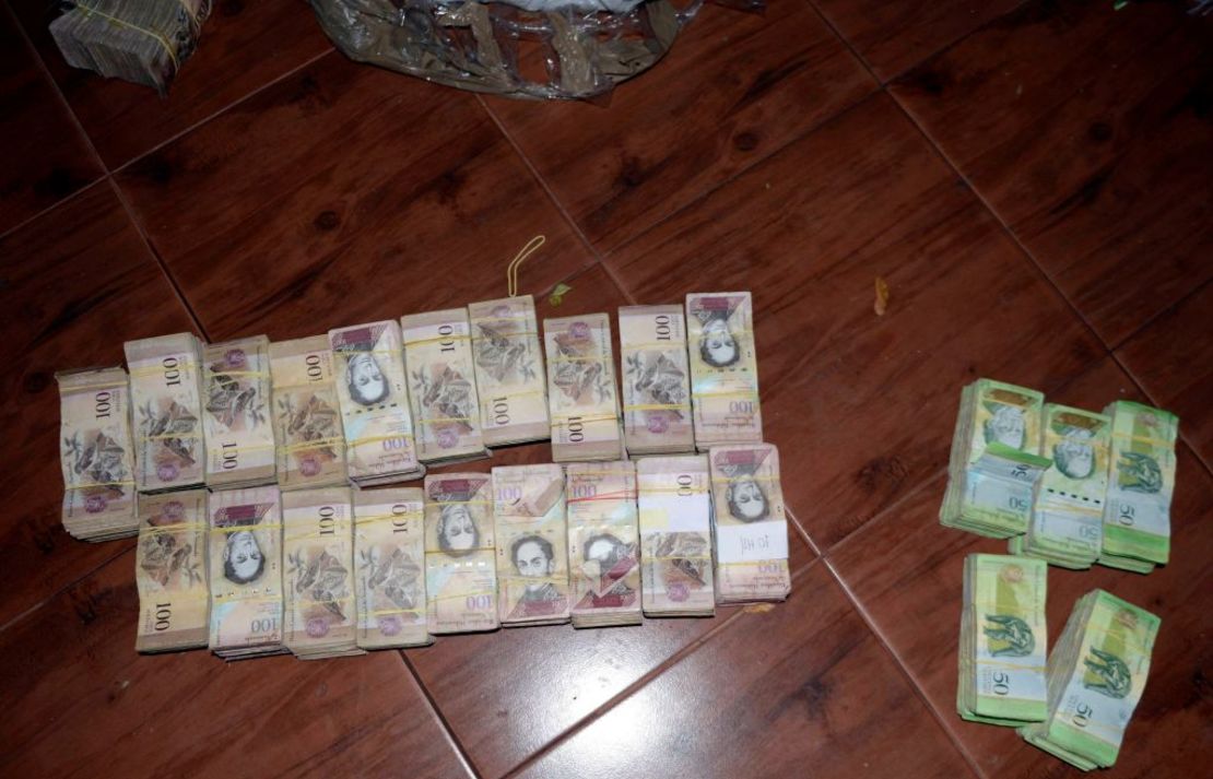 Aunque no se especifican las denominaciones, en una de las imágenes difundidas por la Policía se pueden ver varios billetes de 50 y 100 bolívares