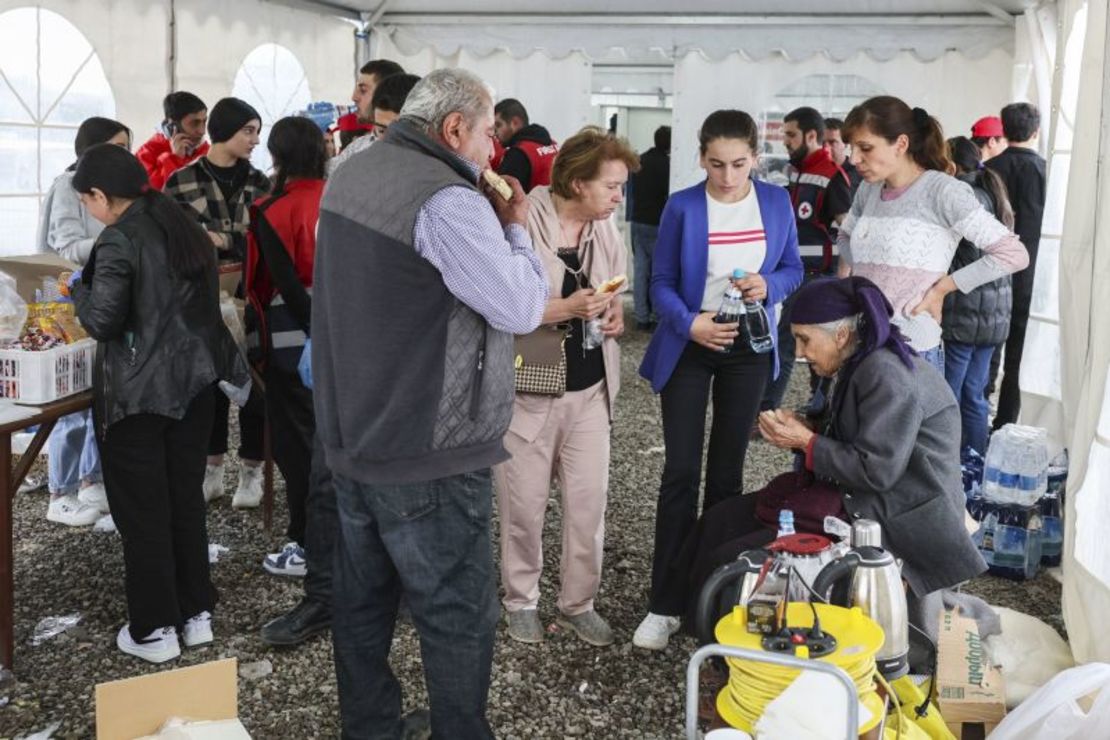 Los refugiados comen en una tienda de campaña del centro de registro de la Cruz Roja Armenia, cerca de la ciudad fronteriza de Kornidzor, el 26 de septiembre de 2023.