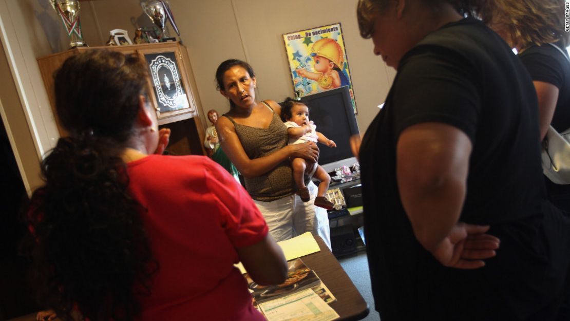 La inmigrante mexicana indocumentada Jeanette Vizguerra sostiene a su hija Zury, de 5 meses, mientras habla sobre derechos de inmigrantes con sus compañeros en la misma situación, el 10 de julio de 2011 en Denver.