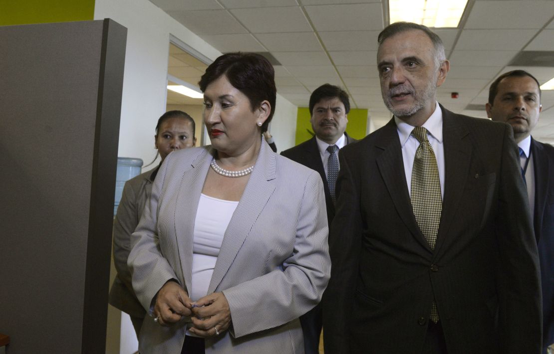 Velásquez (d) junto la fiscal del Ministerio Público Thelma Aldana.