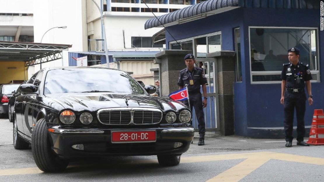 El carro del embajador de Corea del Norte en Malasia deja este miércoles las instalaciones de Medicina Legal en Kuala Lumpur.