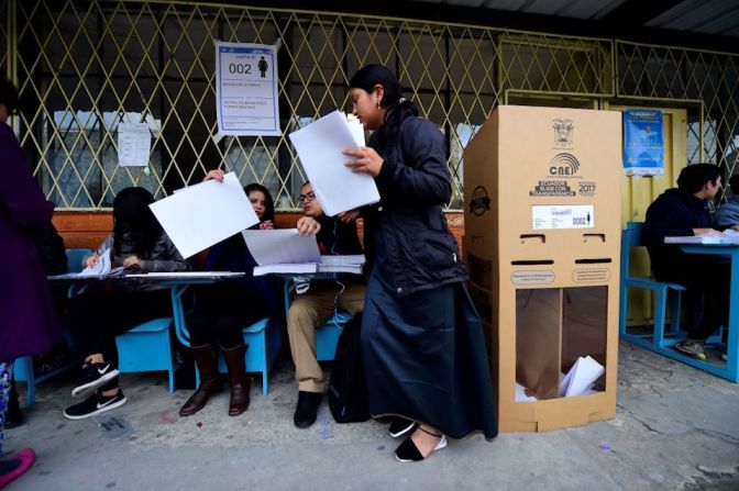 Los ecuatorianos asistieron este domingo 19 de febrero a las primeras elecciones presidenciales en 10 años en las que no aparece Rafael Correa como candidato.