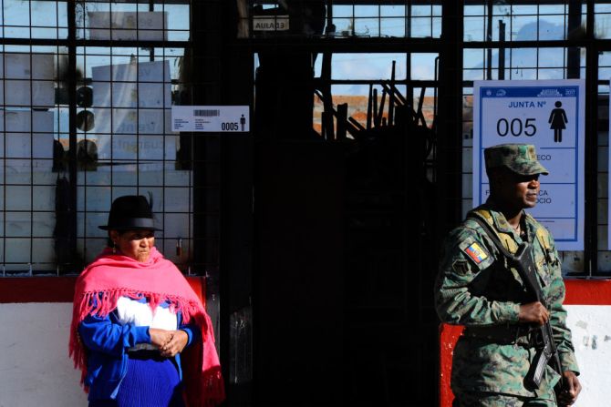 Más de 12 millones de ecuatorianos fueron citados para votar de manera obligatoria en el territorio nacional, además de unos 378.292 ciudadanos en el exterior. Las mesas se cerraron a las 5:00 p.m.