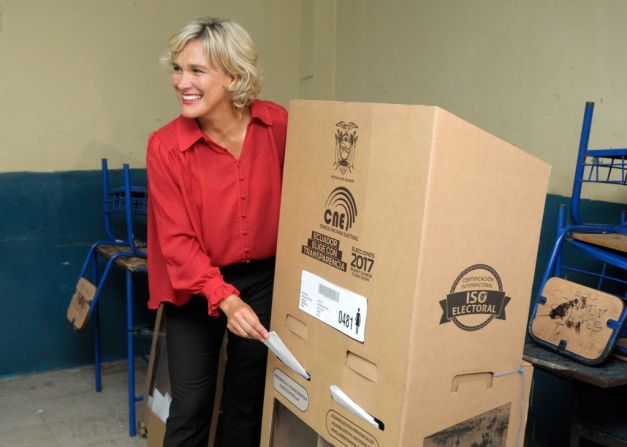 La candidata Cynthia Viteri Jiménez, del Partido Social Cristiano, votó en Guayaquil, Ecuador.