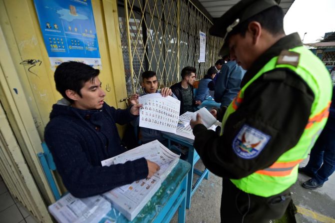 Así votó un policía este domingo en un puesto electoral en Quito. Misiones de observación electoral de Unasur, de la OEA, de la Unión Interamericana de Organismos Electorales y de la Asociación Mundial de Organismos Electorales asistieron a estos comicios.