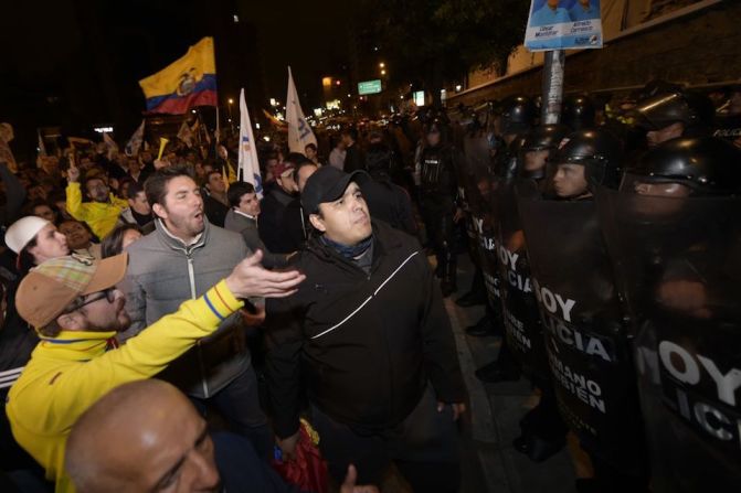 Simpatizantes del candidato Guillermo Lasso protestan fuera del Consejo National Electoral, mientras esperan el fin del conteo oficial.