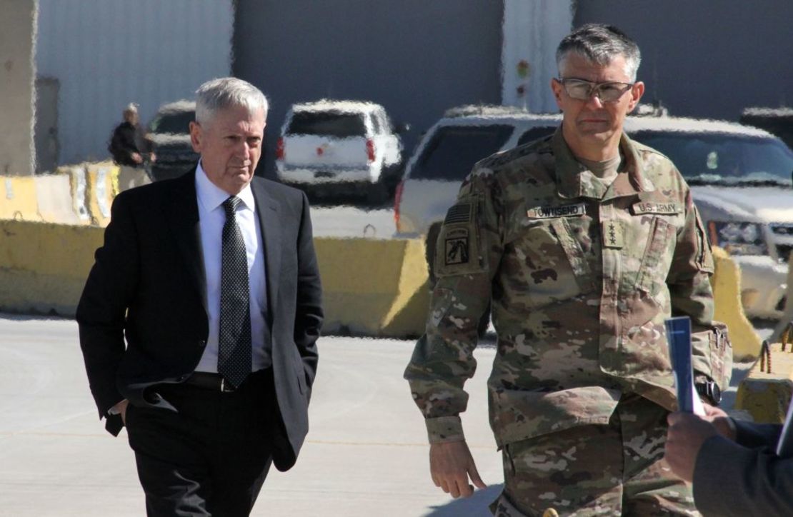 El secretario de Defensa de Estados Unidos, James Mattis, junto al General Stephen Townsend a su llegada a la capital iraquí de Baghdad el 20 de febrero de 2017.