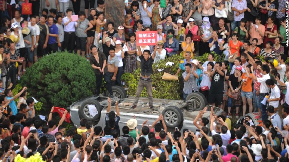 Un activista ambientalista chino protesta sobre un carro, el 28 de julio del 2012.