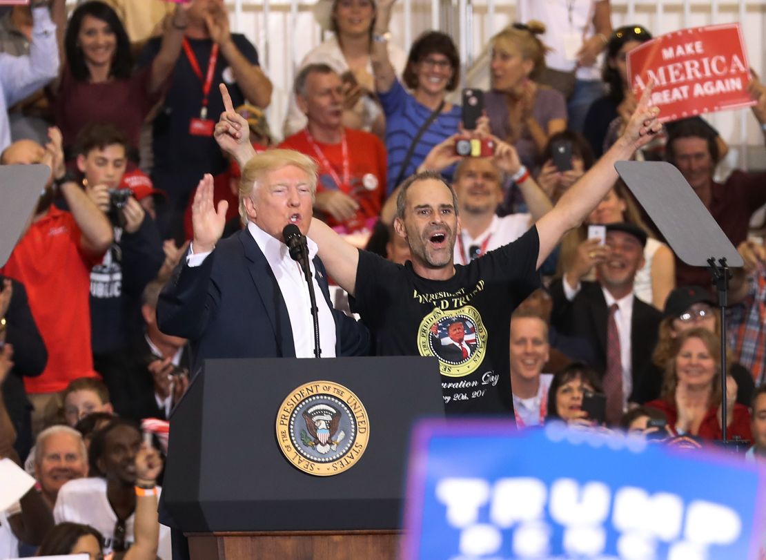 Trump y un seguidor durante un acto este sábado en Melbourne (Florida).