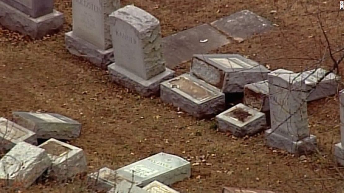 Así quedaron las tumbas que fueron profanadas en un cementerio judío en St. Louis, Missouri.