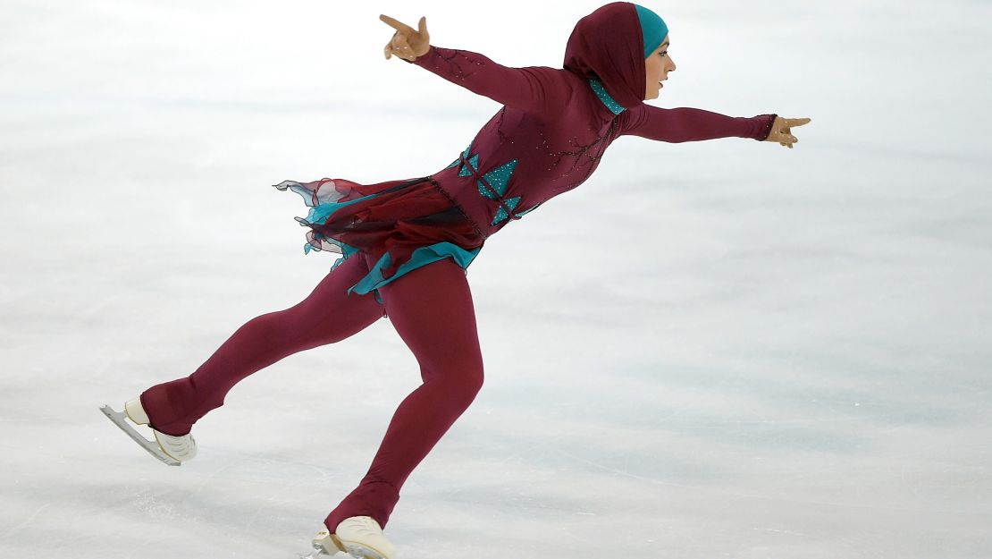 Zahra Lari, patinadora sobre hielo de los Emiratos Árabes, durante una competencia en Abu Dhabi.