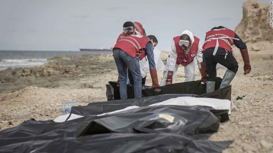 Los voluntarios de la Media Luna Roja libia recogen los cuerpos de los náufragos.