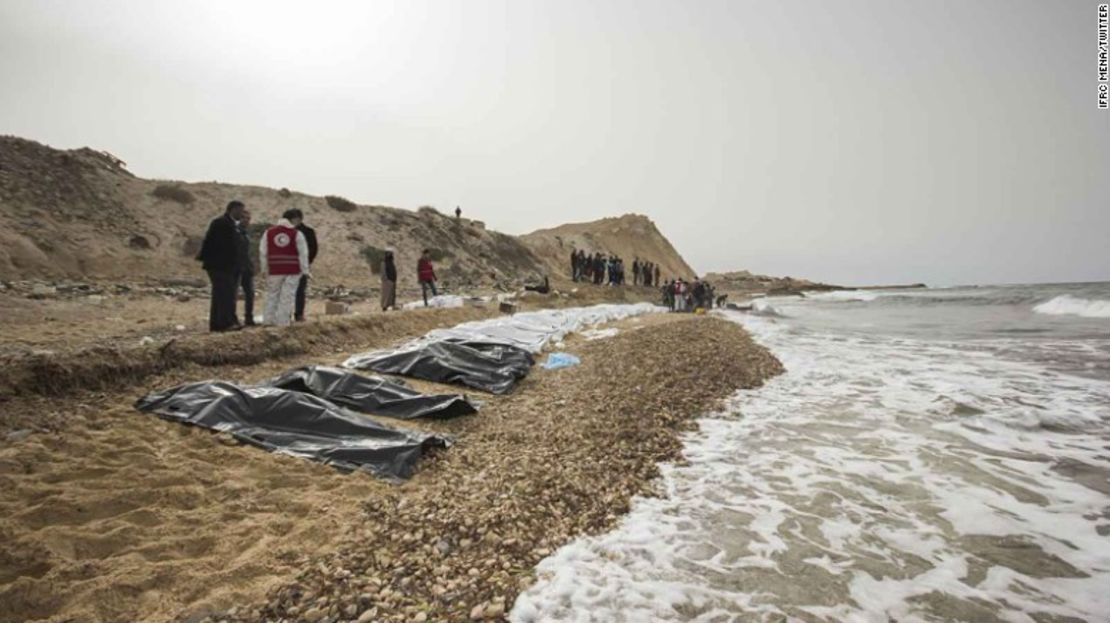 Los voluntarios han visto más cuerpos en el mar, pero hasta ahora les es imposible recuperarlos.