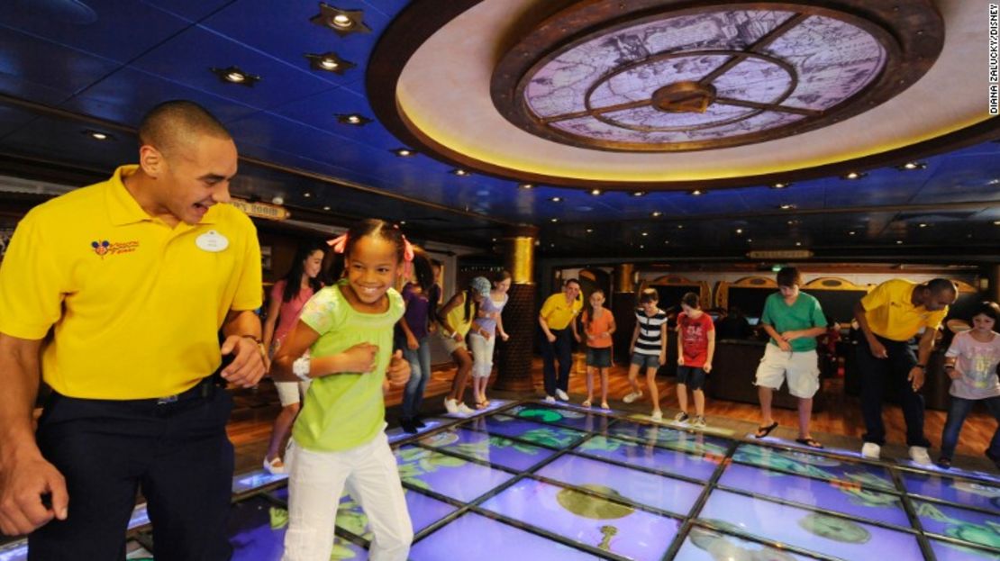 Algunos de los barcos de la empresa 'Disney Cruise Line' ofrecen un piso mágico para que los niños jueguen.