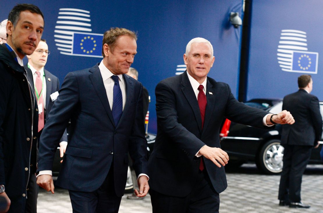 El vicepresidente estadounidense, Mike Pence (d), camina junto al presidente del Consejo Europeo, Donald Tusk antes de su reunión en Bruselas.