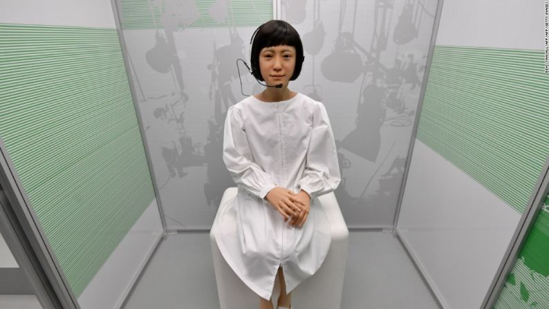 Kodomoroid, diseñada por los laboratorios japoneses Hiroshi Ishiguro, lee las noticias.