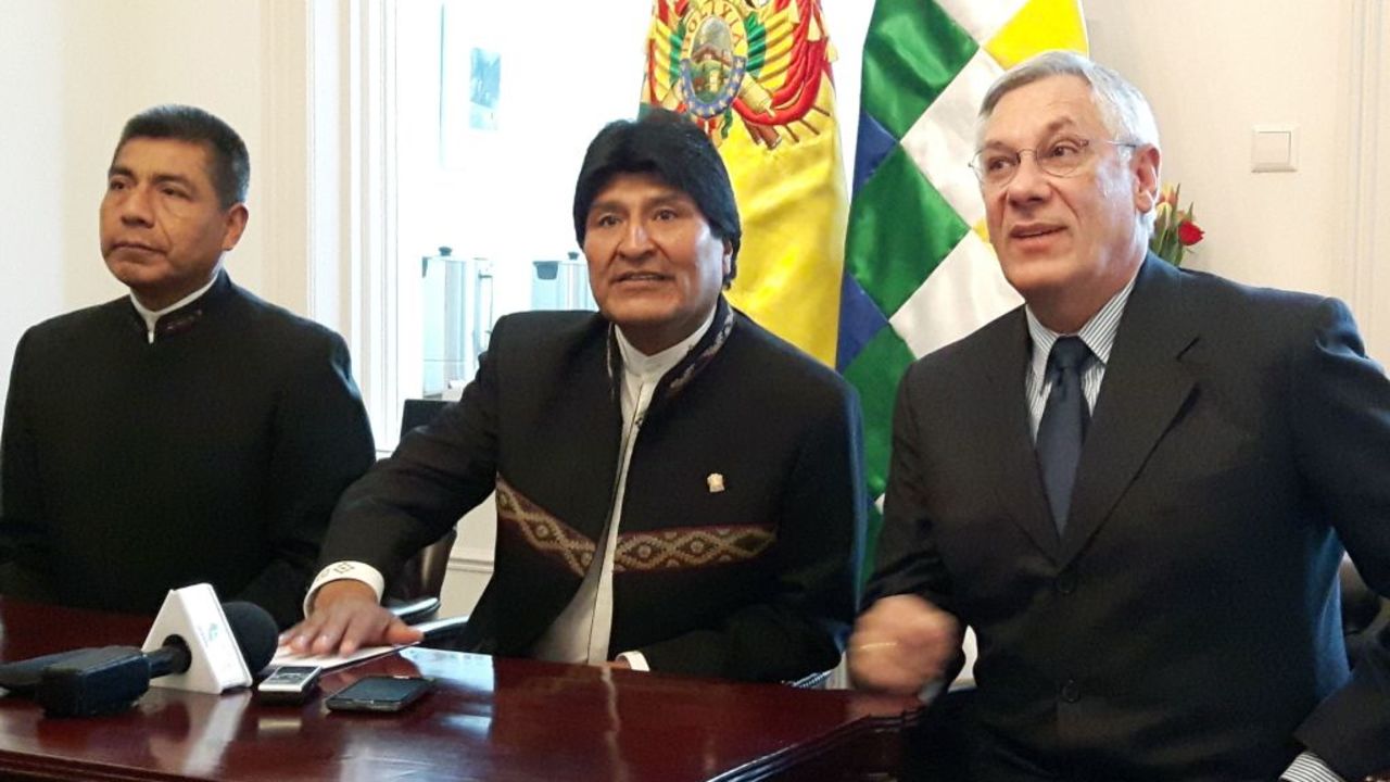 Bolivia's President Evo Morales (C) speaks to journalists on February 14, 2017 in The Hague.
Morales arrived in The Hague to present Bolivia's case before the International Court of Justice regarding a dispute with Chile about access to the Pacific Ocean. / AFP / Sophie MIGNON