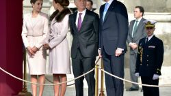 Spain's King Felipe (R) talks with Argentina's President Mauricio Macri (2R) beside their wives Argentinian First Lady Juliana Awada (2L) and Queen Letizia (L) during a welcoming ceremony at the Royal Palace in Madrid on February 22, 2017.
Argentinian President Mauricio Macri called today Spanish companies to invest in his country, where there is a new stage of "macroeconomic stability and clear rules of the game", during a speech before the Spanish Congress. / AFP / GERARD JULIEN