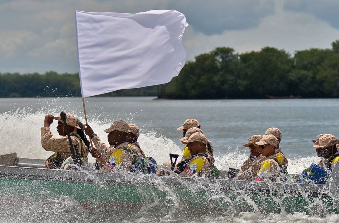 Imagen de los miembros de la guerrilla de las FARC llevan una bandera blanca al llegar al puerto de Buenaventura el 4 de febrero de 2017 durante el proceso de movilización hacia las Zonas Veredales Transitorias de Normalización.