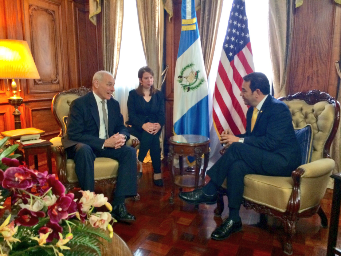 El secretario de Seguridad Nacional de Estados Unidos, John Kelly (i), junto al presidente guatemalteco, Jimmy Morales (d), durante su reunión en el Palacio Nacional de la Cultura en Ciudad de Guatemala.