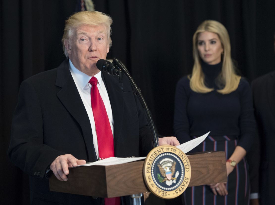 El presidente estadounidense, Donald Trump, pronuncia un discurso mientras lo observa su hija Ivanka en el Museo Nacional Smithsonian de Historia Afroamericana de Washington.